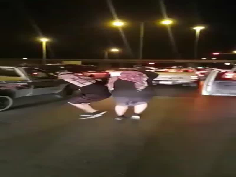 اضغط لمشاهدة الفيديو: شابان يرقصان في الشارع بالسعودية!